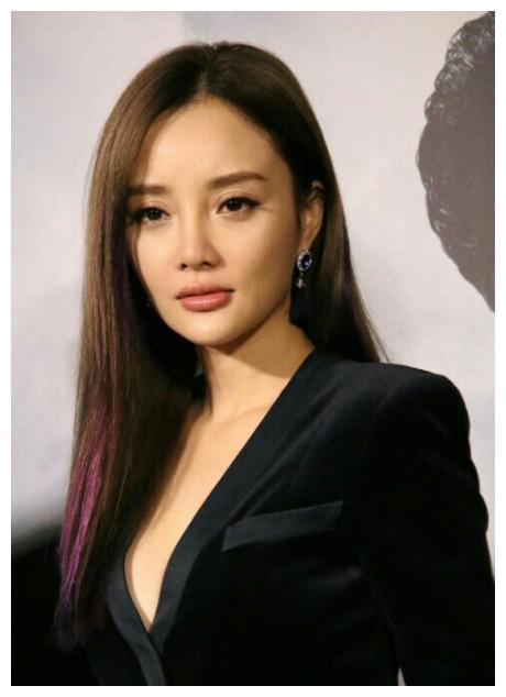 李小璐晒甜美性感照，喷祖宋祖德很是封建地说：注意仪表妆容