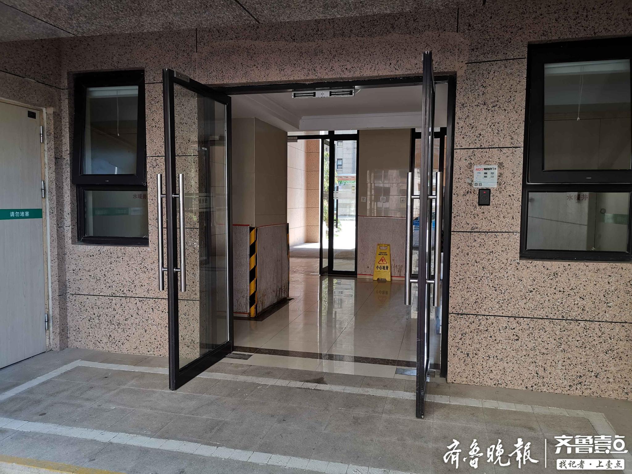 济南一小区疑遭蒙面小偷光顾，单元门禁和电梯刷卡都成了“摆设”