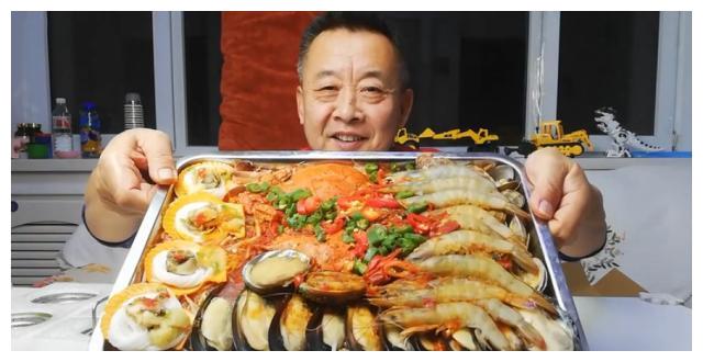 大爷网购拼来的“海鲜大咖”198元一箱 打开后：笨蛋才吃