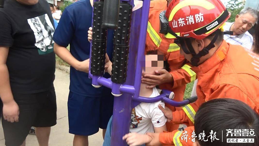 健身器材当“玩具”，临沂一名9岁男童贪玩头被卡