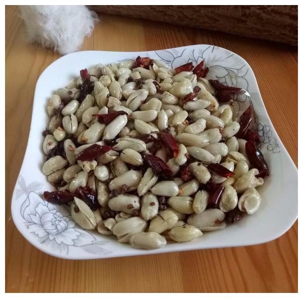 炸花生米时，直接下油锅是不对的！多加这1步，酥脆好吃还不回潮