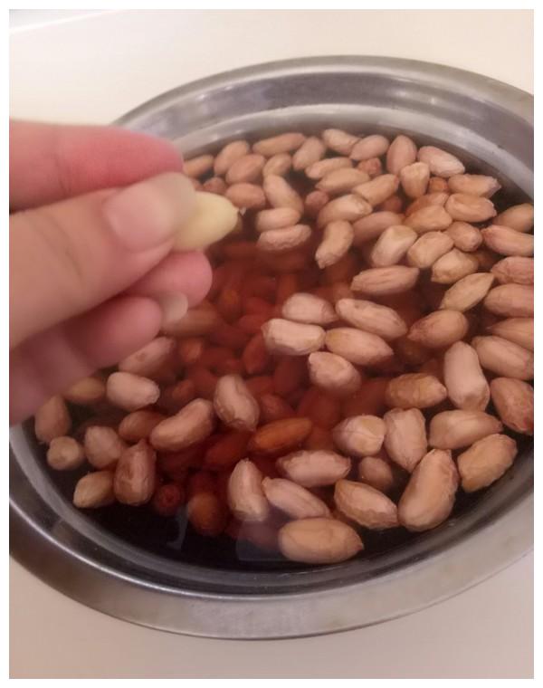 炸花生米时，直接下油锅是不对的！多加这1步，酥脆好吃还不回潮
