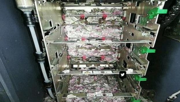 取款机取不出钱，向工作人员求救，打开机器两人都吓一跳！