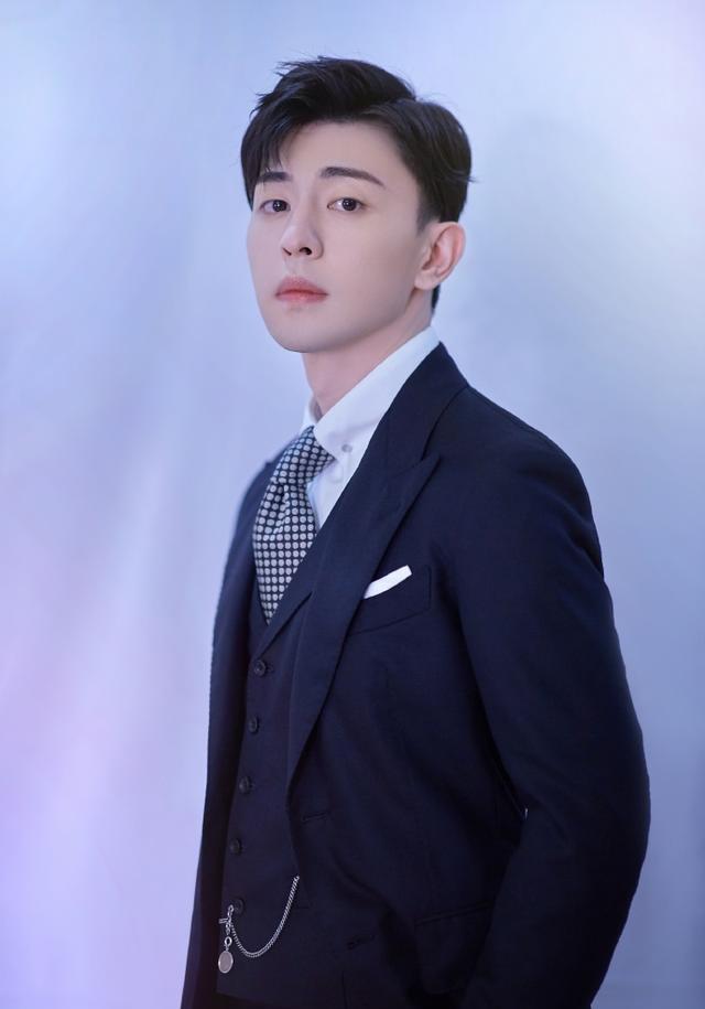 邓伦黑色灰色西服，背心形状暴露波点领带复古怀旧手表别致典雅