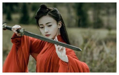 《凤囚凰》“缝纫机”造型放在杨蓉身上，才叫量身打造，风姿绰约
