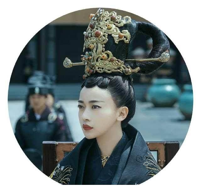 《凤囚凰》“缝纫机”造型放在杨蓉身上，才叫量身打造，风姿绰约