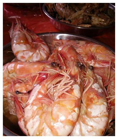 第一次去农村婆婆家，虽然餐具十分的简陋，但是菜肴却是珍馐美味