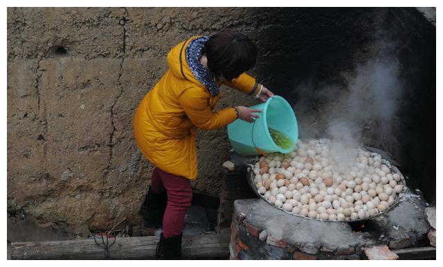 大妈街头卖童子尿煮鸡蛋，一天卖出四五百个，网友：原料哪里来的