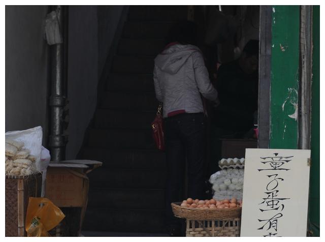 大妈街头卖童子尿煮鸡蛋，一天卖出四五百个，网友：原料哪里来的