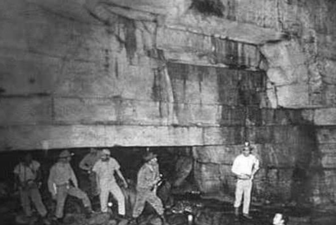 考古学家发现神秘石雕,由人和恐龙组成,当时恐龙犹如宠物