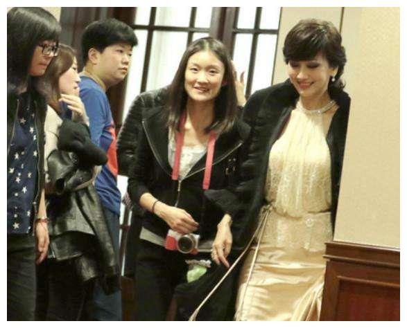 赵雅芝活动近照, 打扮似18岁少女, 但满脸老态像塑胶娃娃!