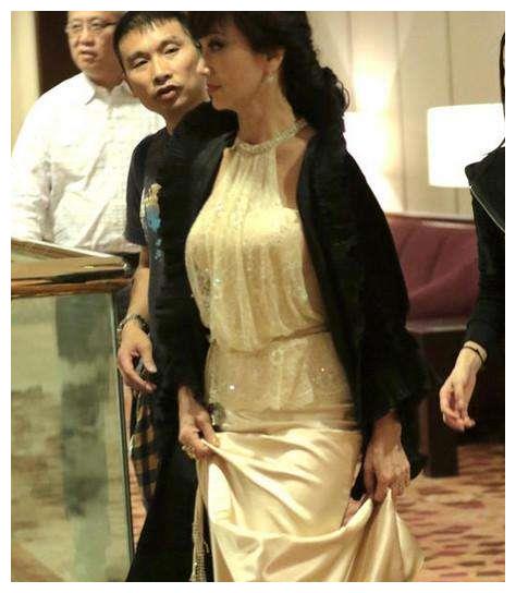 赵雅芝活动近照, 打扮似18岁少女, 但满脸老态像塑胶娃娃!