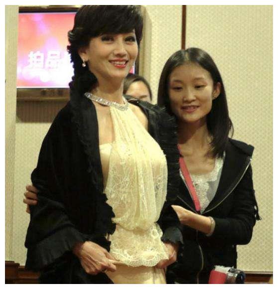 赵雅芝活动近照, 打扮似18岁少女, 但满脸老态像塑胶娃娃!