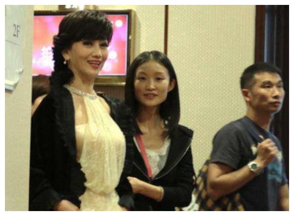 赵雅芝活动近照, 打扮似18岁少女, 但满脸老态像塑胶娃娃!