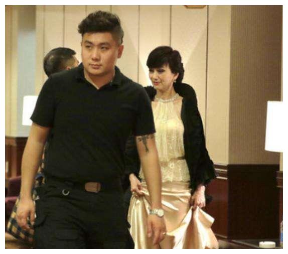 赵雅芝活动近照, 打扮似18岁少女, 但满脸老态像塑胶娃娃!