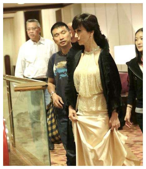 赵雅芝活动近照, 打扮似18岁少女, 但满脸老态像塑胶娃娃!