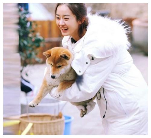 女明星羽绒服混战，刘亦菲又土又美，周冬雨蜜汁尴尬