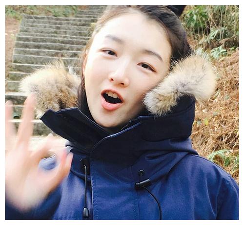 女明星羽绒服混战，刘亦菲又土又美，周冬雨蜜汁尴尬