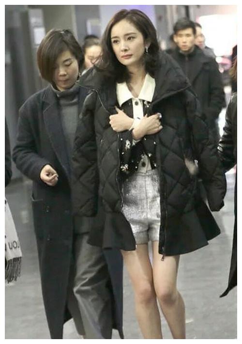 女明星羽绒服混战，刘亦菲又土又美，周冬雨蜜汁尴尬