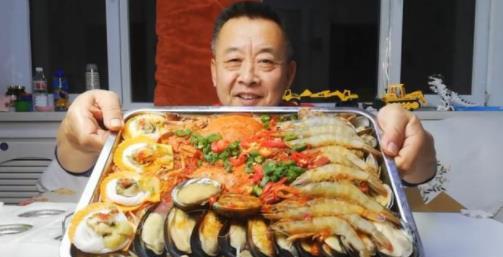 60岁的网红大爷，花188元网购的“海鲜大咖”，尝过后“傻眼”了