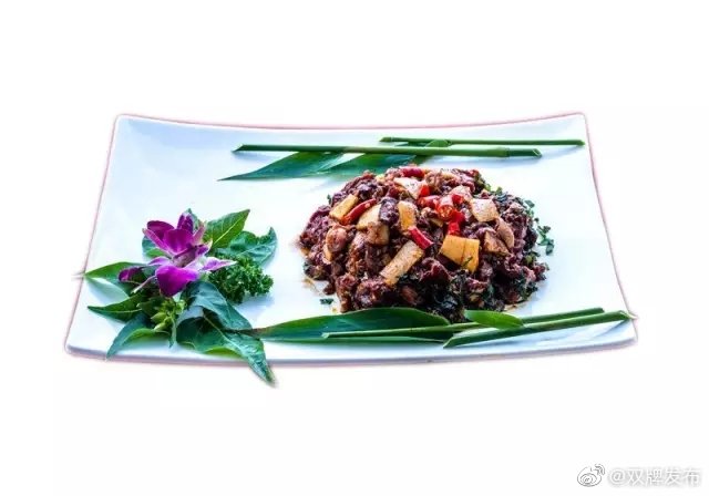 双牌“十大名菜”之一麻江血炒竹猪。原料：竹根猪一只，甜酒20克