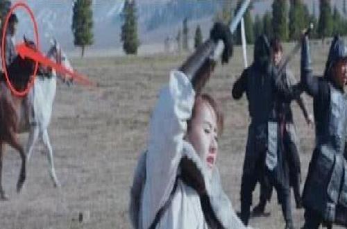 你趴在这里干什么?还穿着现代版的透明的袜子啊!