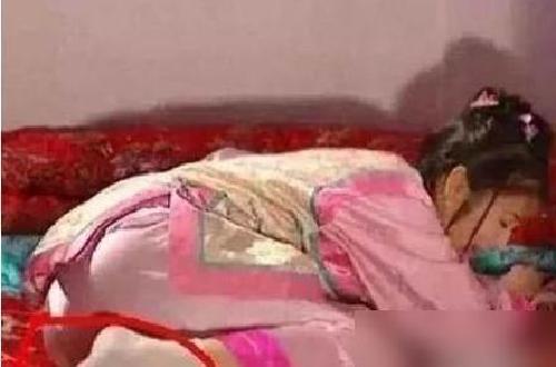 你趴在这里干什么?还穿着现代版的透明的袜子啊!