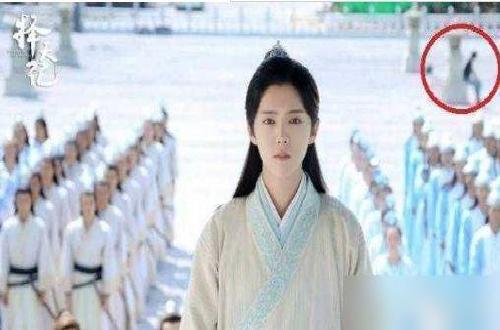 你趴在这里干什么?还穿着现代版的透明的袜子啊!