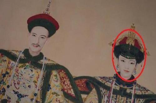 你趴在这里干什么?还穿着现代版的透明的袜子啊!