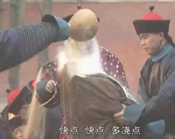 康熙王朝：苏麻喇姑被活埋前，太监们为何要在她头上倒石灰？