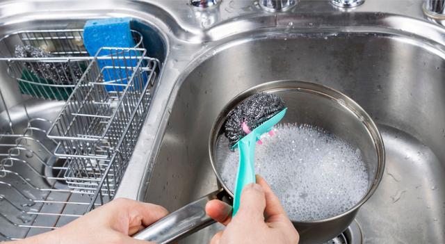 以前不太懂，不锈钢锅变黄变焦只会用洗洁精，这样做，去污又干净