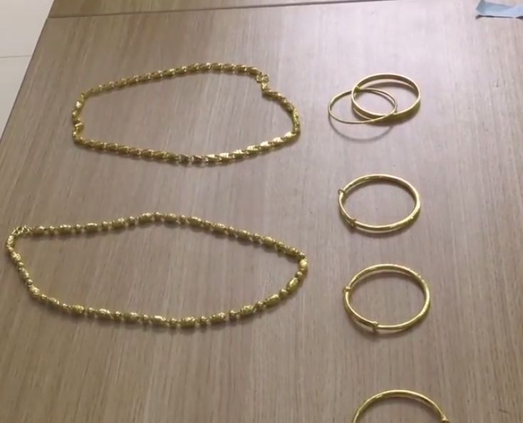 女子为还房贷车贷网购假货，将价值14万的金首饰换走