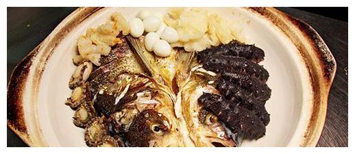 鱼头佛跳墙原料丰富，鱼肉鲜香，汤汁浓郁请客吃饭倍有面子