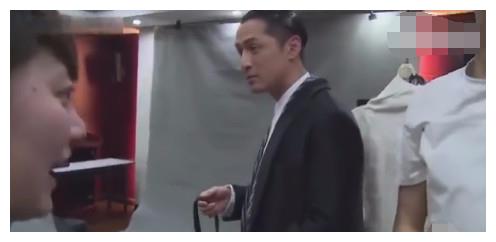 胡歌片场误把腰带当成了领带，还自嘲说驾驭不了！