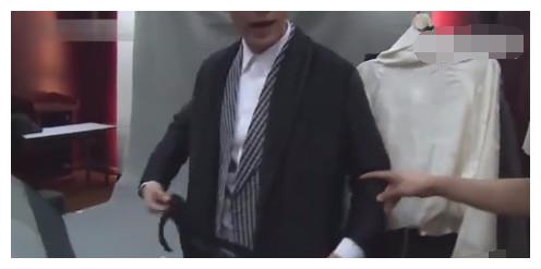 胡歌片场误把腰带当成了领带，还自嘲说驾驭不了！