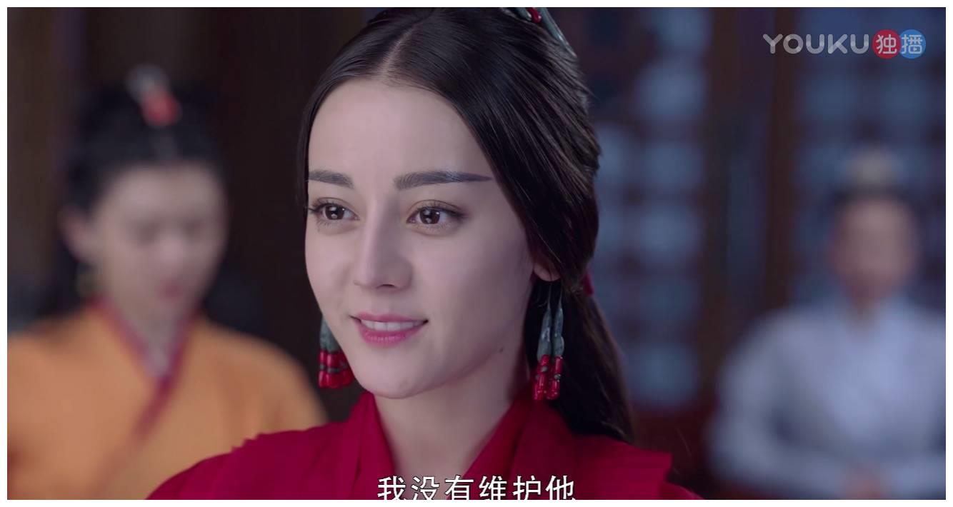 比起关晓彤的缝纫机造型，迪丽热巴这个古装扮相才是让人尴尬啊