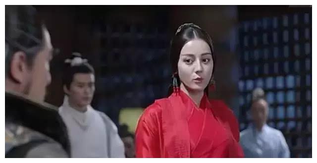 比起关晓彤的缝纫机造型，迪丽热巴这个古装扮相才是让人尴尬啊