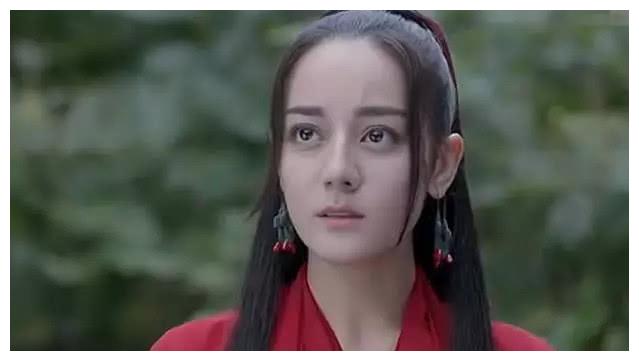 比起关晓彤的缝纫机造型，迪丽热巴这个古装扮相才是让人尴尬啊
