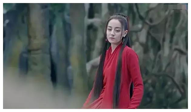 比起关晓彤的缝纫机造型，迪丽热巴这个古装扮相才是让人尴尬啊