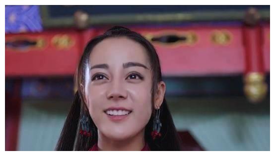 比起关晓彤的缝纫机造型，迪丽热巴这个古装扮相才是让人尴尬啊
