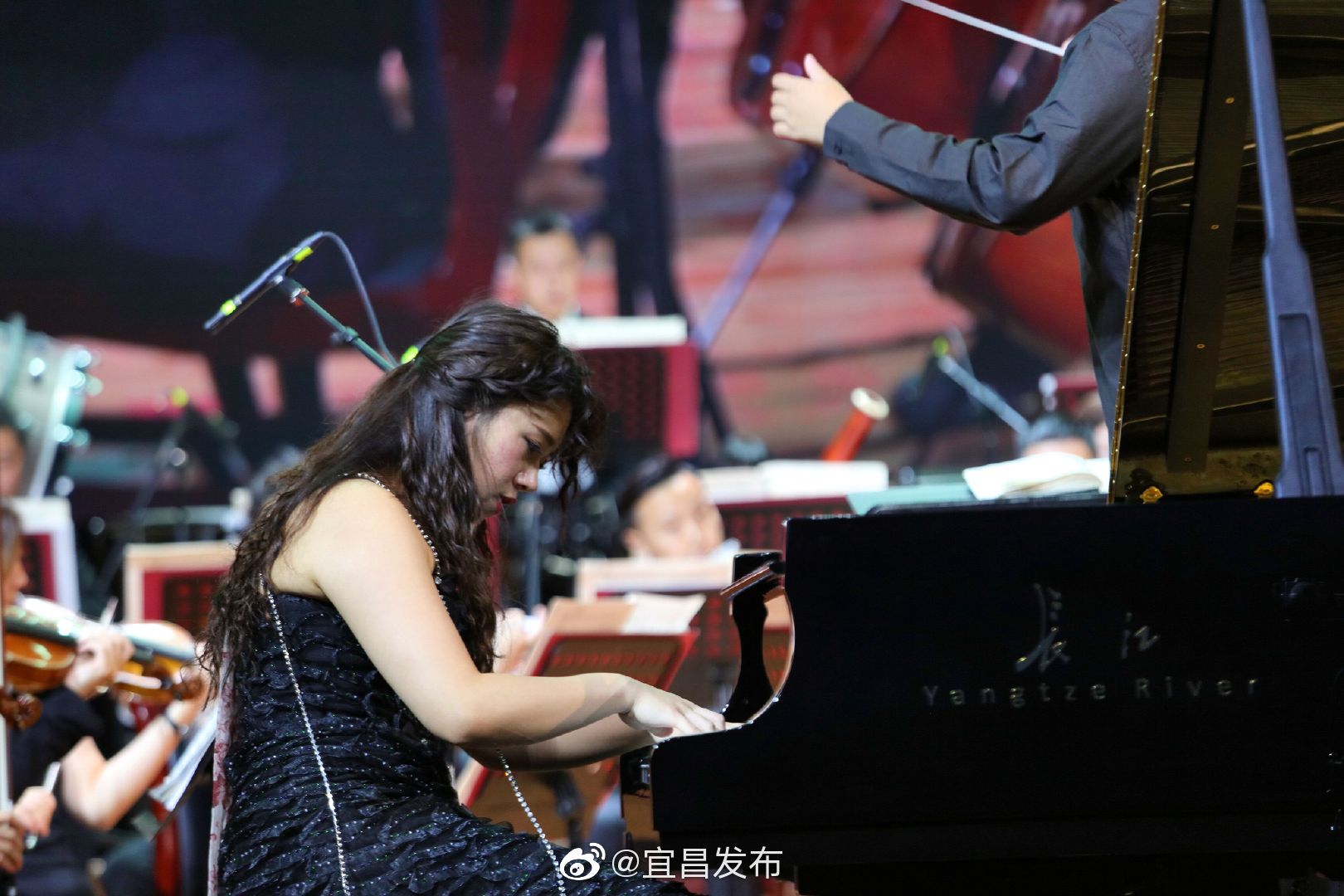 在“长江之韵”第八届长江钢琴音乐节开幕音乐会上