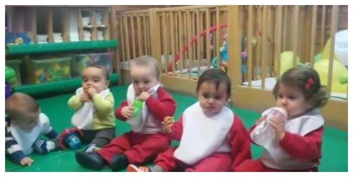 几个月的宝宝被送进托儿所, 围成一圈等老师发饼干, 太懂事了