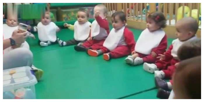 几个月的宝宝被送进托儿所, 围成一圈等老师发饼干, 太懂事了