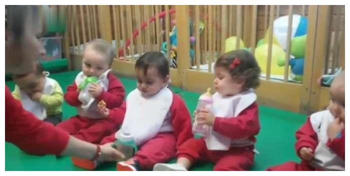 几个月的宝宝被送进托儿所, 围成一圈等老师发饼干, 太懂事了