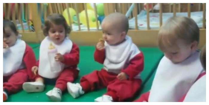 几个月的宝宝被送进托儿所, 围成一圈等老师发饼干, 太懂事了