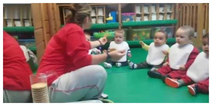 几个月的宝宝被送进托儿所, 围成一圈等老师发饼干, 太懂事了