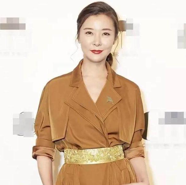 参观柯蓝现实的家，内部装修很豪华，家具都是国外进口的