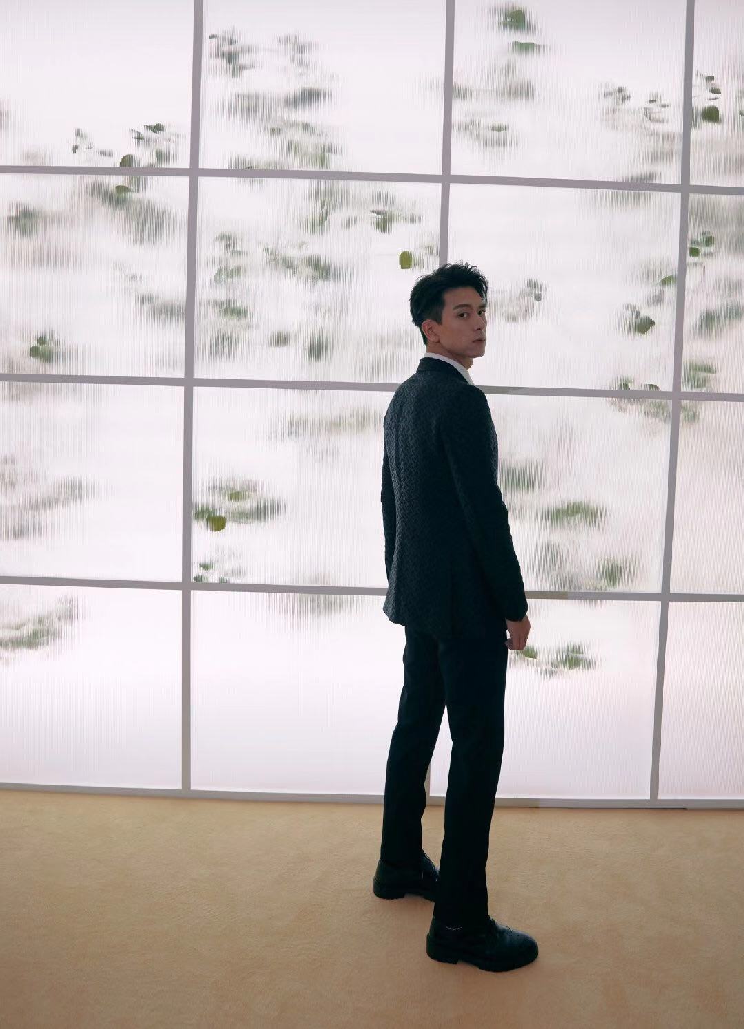 李现出席珠宝展连气质都变得高级，印花西装白领带，绅士又帅气！