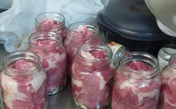 婆婆不听阻止，把猪肉塞进瓶子，不加水密封，过了半年