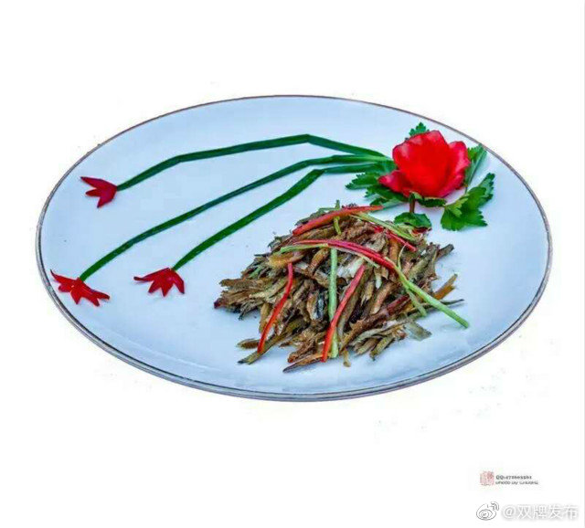 双牌“十大名菜”之一江村手撕船钉鱼 。原料：潇水野生小河鱼500克